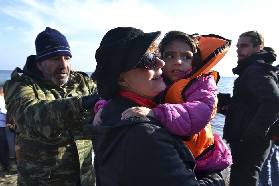 Herečka Susan Sarandon přicestovala za uprchlíky na řecký ostrov Lesbos.