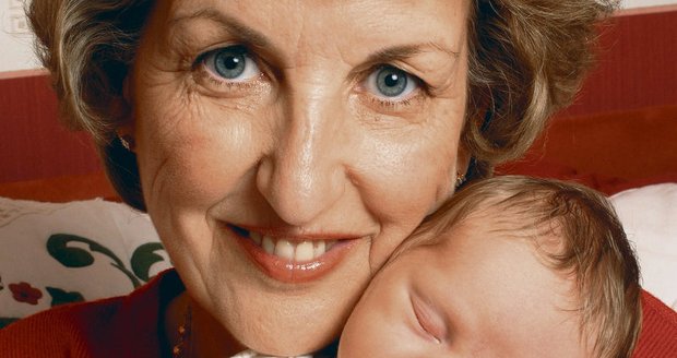 Susan se stala poprvé matkou v 57 letech, kdy porodila dceru Freyu (na snímku)