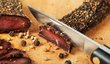 Hotové sušené maso můžete krájet nožem nebo na kráječi. Používá se také provázek.