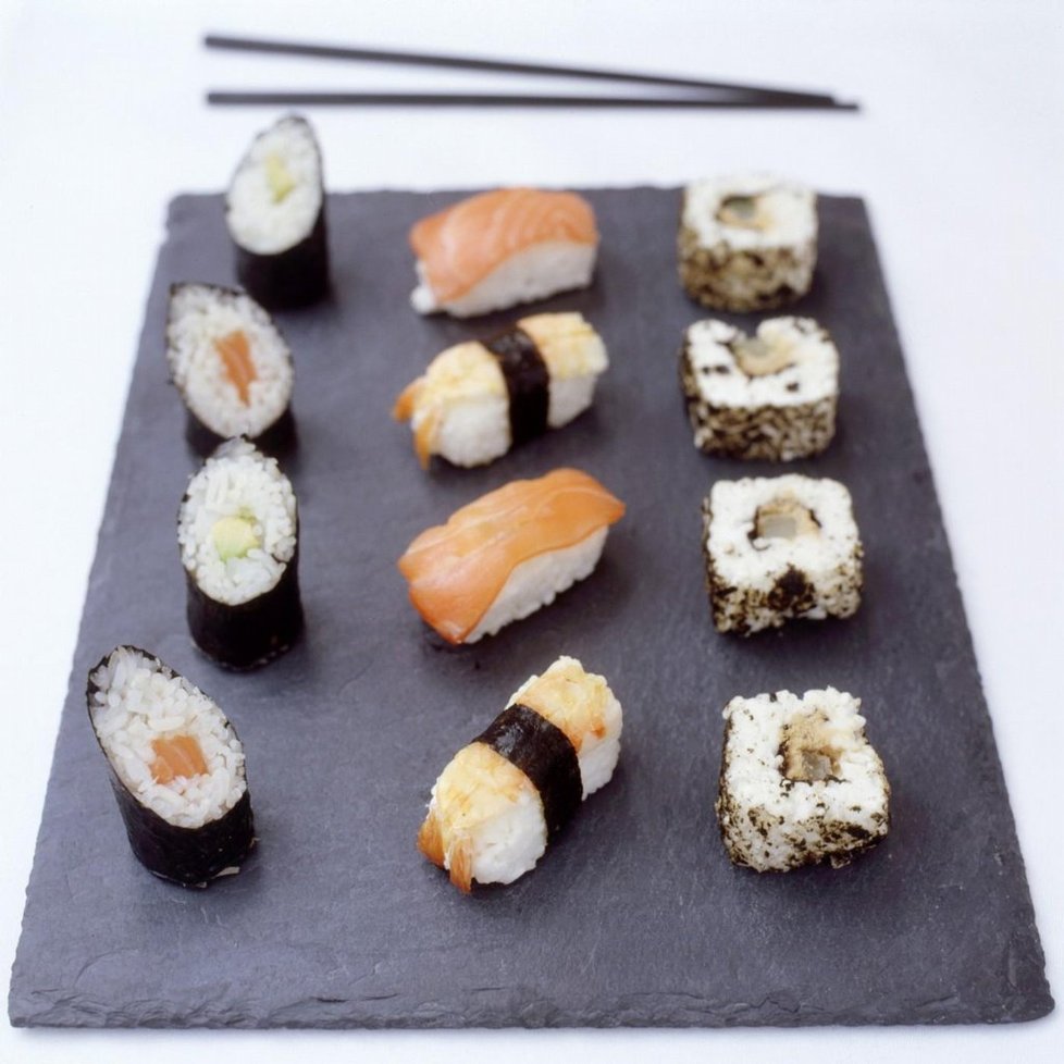 Poslanecká sleva na sushi 25 % - to měl Okamura svým kolegům nabízet.