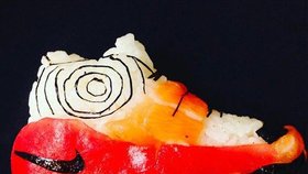 Japonský kuchař tvoří ze sushi designové boty