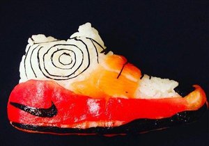 Japonský kuchař tvoří ze sushi designové boty