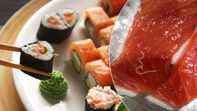 Sushi je oblíbená pochoutka, kvůli syrovému masu ale hrozí, že v ní bude parazit.