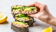 Milovníky sushi překvapí sushi sendvič Onigirazu