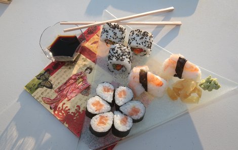 Suši krájíme na kolečka ostrým navlhčeným nožem. Skládáme na talířek tak, aby sushi působilo vzdušně a krásně.