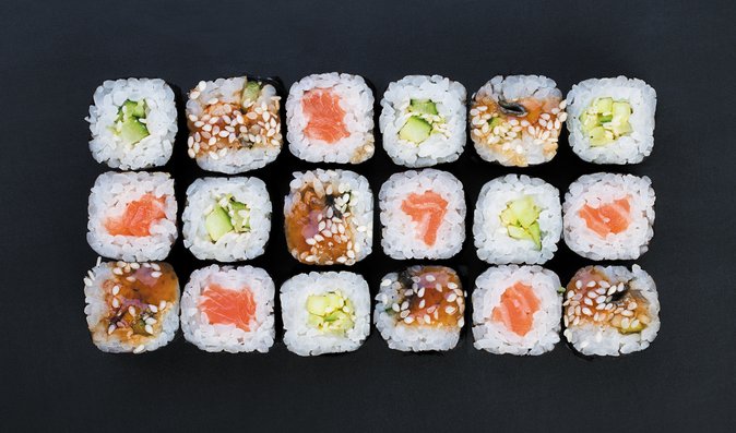 Maki sushi se připravuje jako váleček rýže obalený řasou, který se pak nakrájí na silnější plátky.