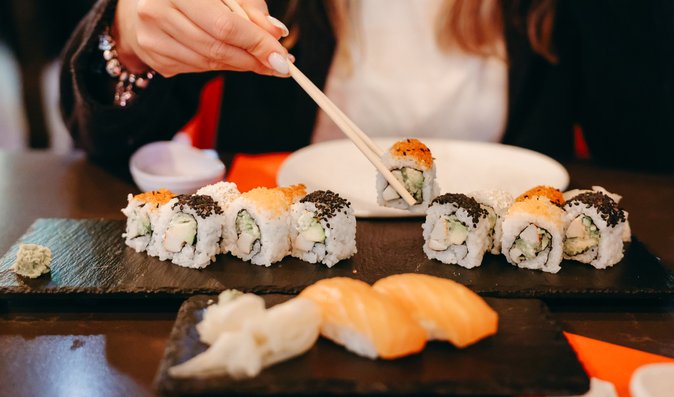 Sushi se před vložením do úst namáčí do sójové omáčky.
