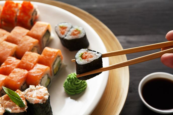 Zkuste návštěvu překvapit sushi hostinou.