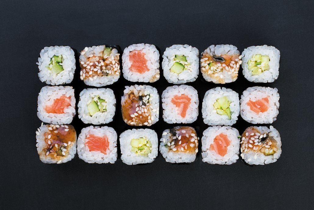 Maki sushi se připravuje jako váleček rýže obalený řasou, který se pak nakrájí na silnější plátky.