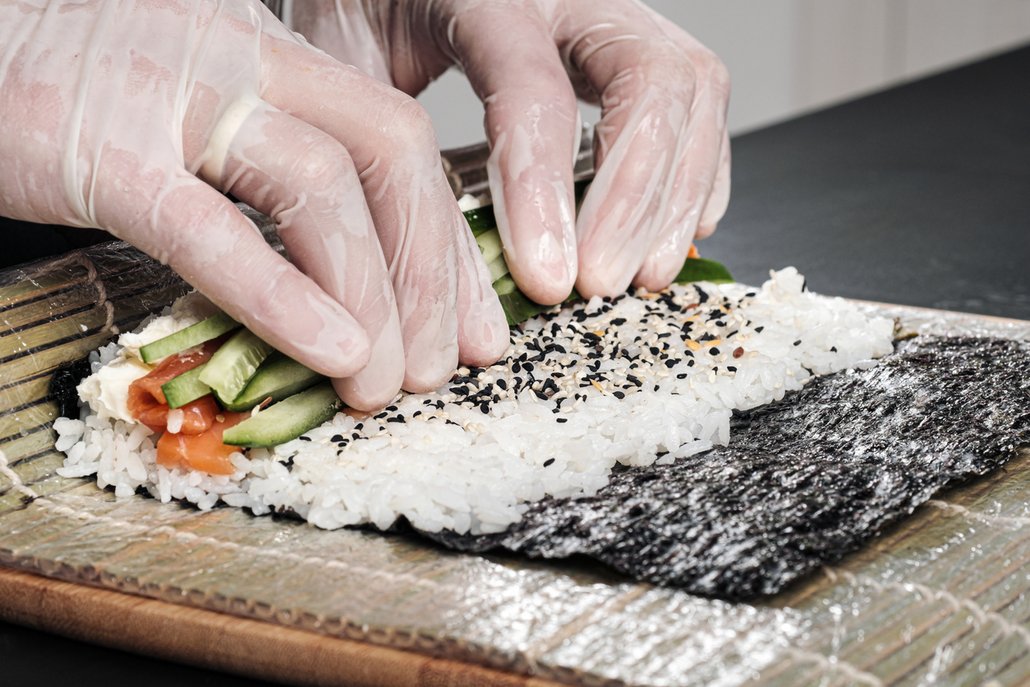 Maki sushi se balí pomocí bambusové podložky.