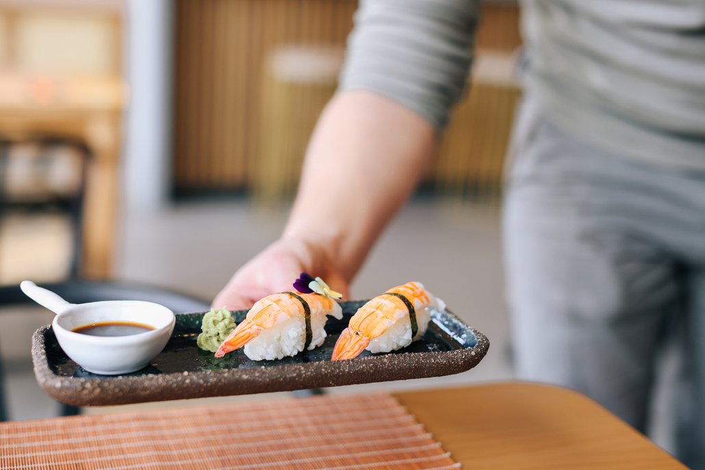 Sushi se podává s tmavou sójovou omáčkou na namáčení a pastou wasabi.