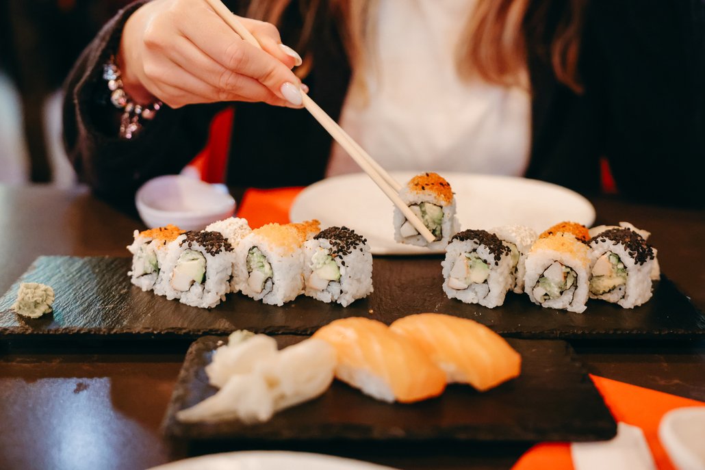 Sushi se před vložením do úst namáčí do sójové omáčky.