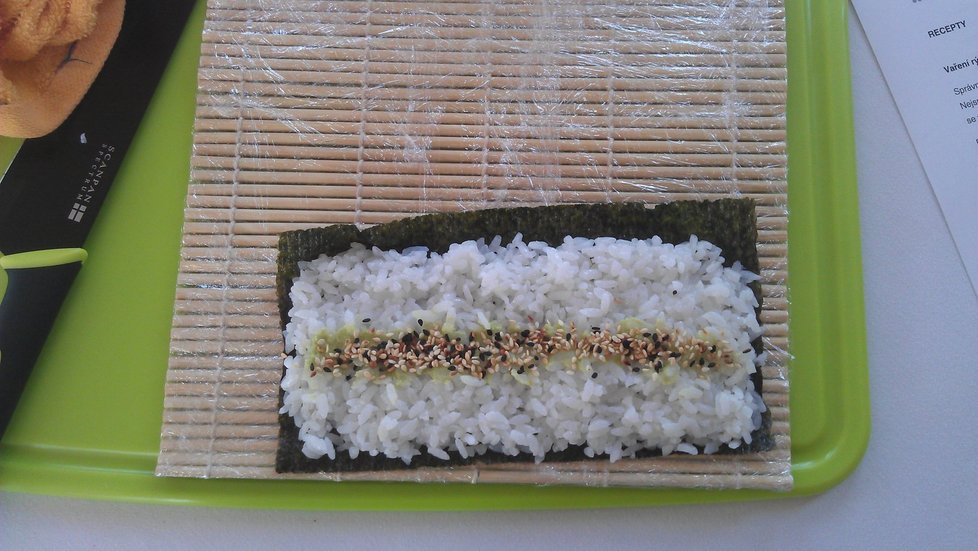 Rýži uprostřed lehce potřete wasabi a posypte sezamovým semínkem.