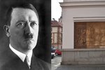Hitler je na reliéfu budovy v Sušici uprostřed, přímo pod orlem.