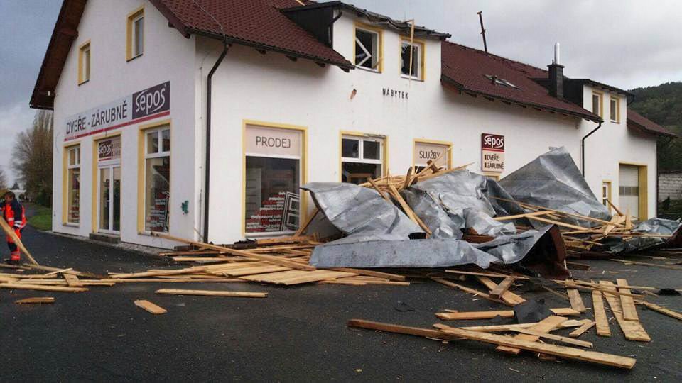 Řádění větru v Sušici na Plzeňsku. Vítr tam sebral i střechu záchranné služby.