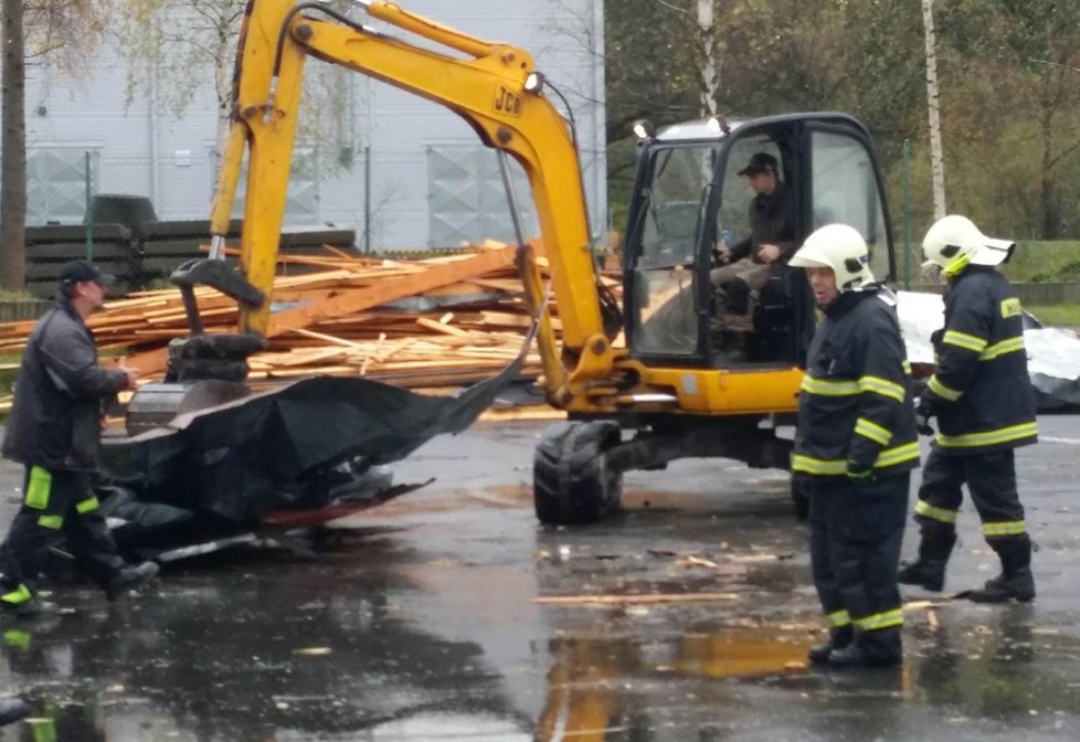 Řádění větru v Sušici na Plzeňsku. Vítr tam sebral i střechu záchranné služby.