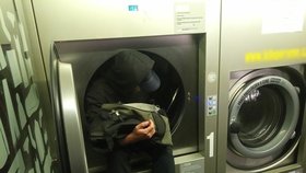 Muž si v Plzni ustlal v sušičce na prádlo.
