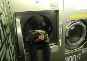 Muž si v Plzni ustlal v sušičce na prádlo.