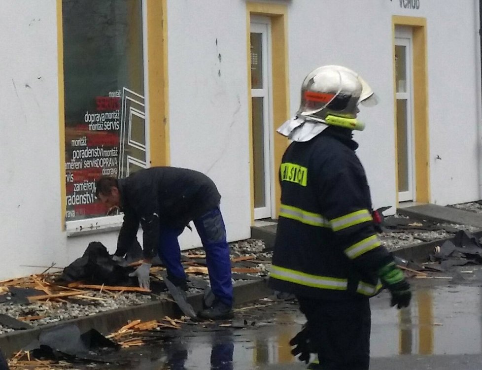 Vichr odnesl střechu z výjezdové základny záchranářů v Sušici, plechy poškodily okna a fasádu nedalekého obchodu.