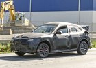 Alfa Romeo Stelvio: Testovací exempláře stále kryje mohutná kamufláž