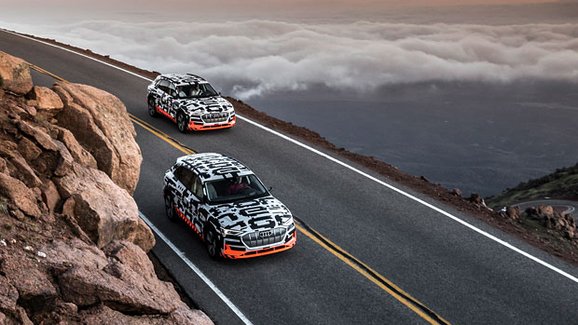 Audi vyrazilo s chystaným SUV e-tron na Pikes Peak. Proč jelo z kopce a ne na slavný vrch?