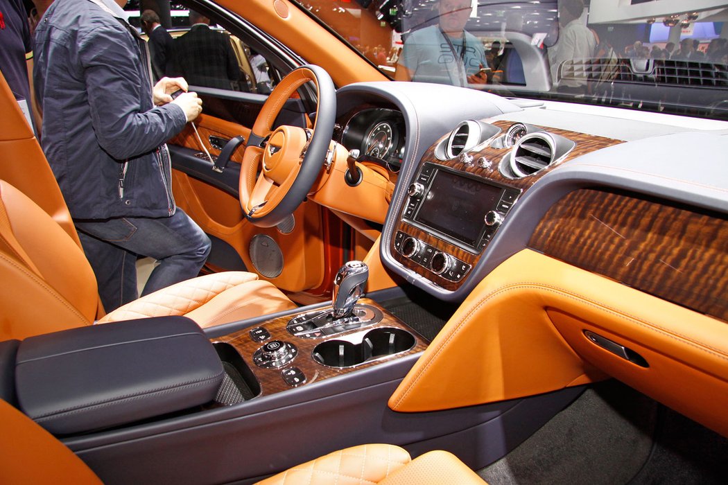 suv bentley novemodely premioveznacky video autosalon frankfurt2015 redakcnivideo