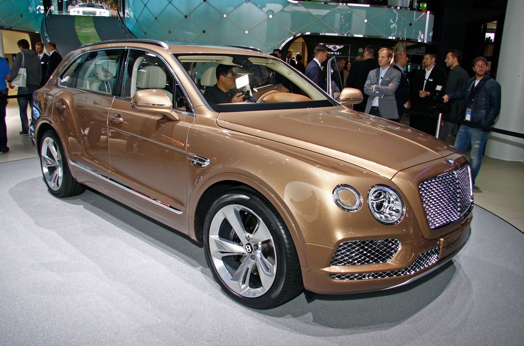 suv bentley novemodely premioveznacky video autosalon frankfurt2015 redakcnivideo