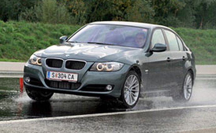 BMW má problém: smyk při brzdění na mokru