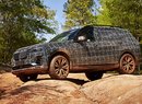 BMW odhaluje luxusní SUV X7 na špionážních fotkách. Dostane čtyřválec i osmiválec z M5!