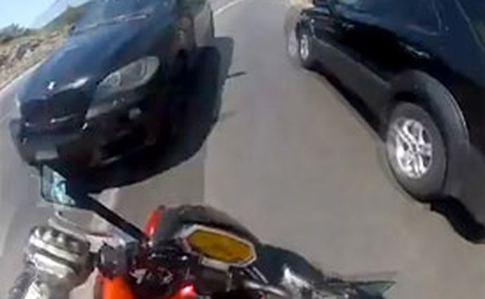Video: Jak přijít na motorce o stupačku?