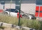 Plnokrevník neuhlídán! První záběry maskovaného SUV Ferrari jsou venku