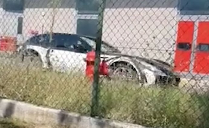 Plnokrevník neuhlídán! První záběry maskovaného SUV Ferrari jsou venku