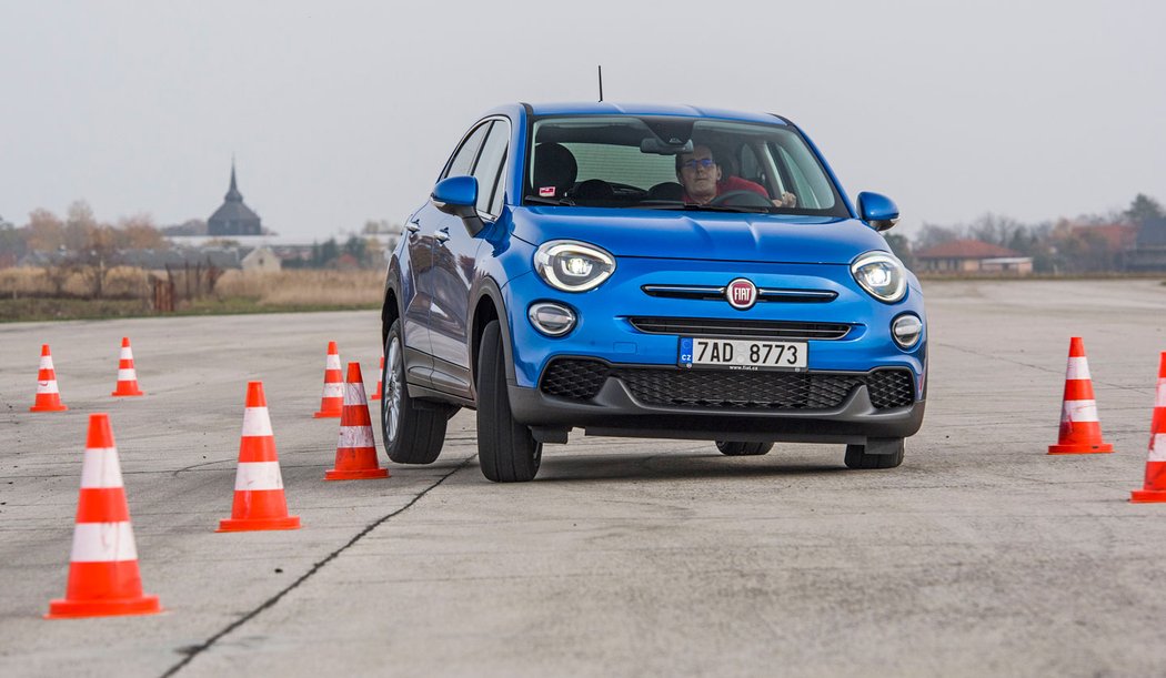 Že by byl Fiat 500X extrémně pohodlný, rozhodně říci nemůžeme. Na drobných nerovnostech a třeba i příčných spárách nezbedně poskakuje. Na vysoké SUV na oplátku nabízí slušnou stabilitu a jemný zásah stabilizace do jízdy v limitních situacích.