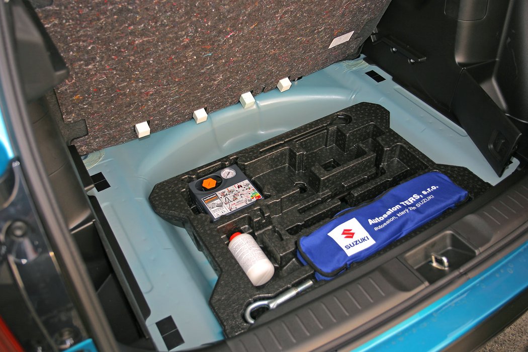 Suzuki totiž má dvojitou podlahu. Prostor pod ní můžete využít k uložení dalšího nákladu, protože ho nezabírala rezerva. Také japonská značka vám ve standardu nadělí pouze sadu na opravu plášťů.