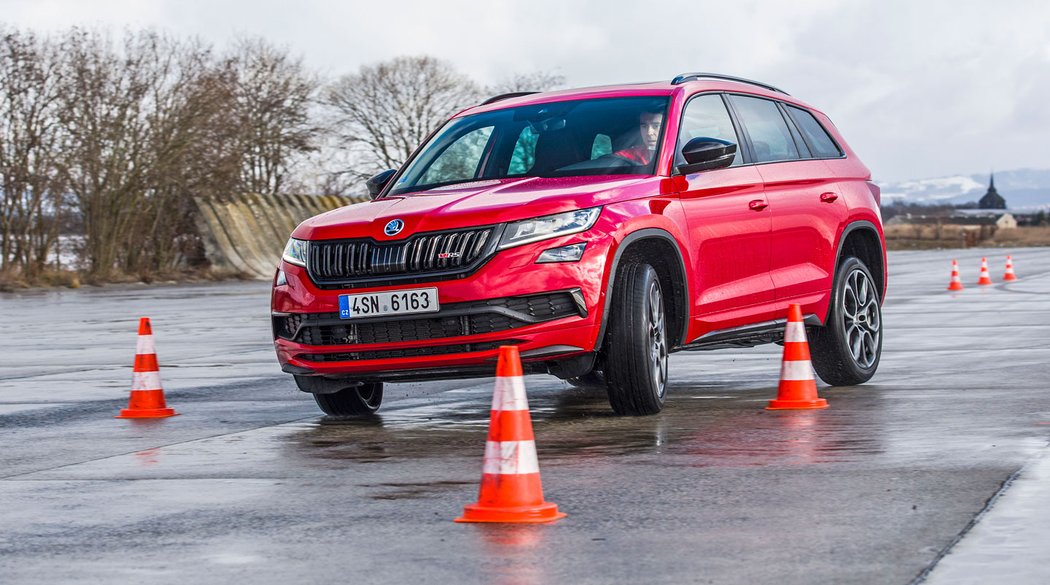 Kodiaq je po všech stránkách obratnější, ale sportovní jízdní vlastnosti o něj nečekejte.