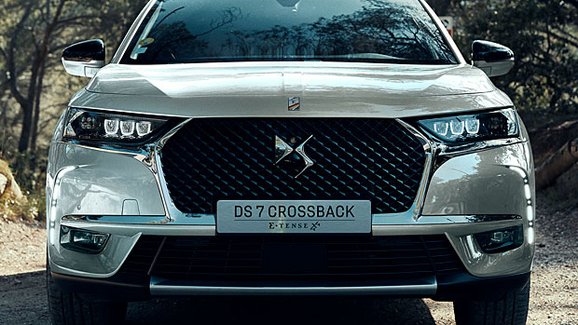 DS 7 Crossback E-Tense 4x4 má výkon 300 koní a hybridní pohon!