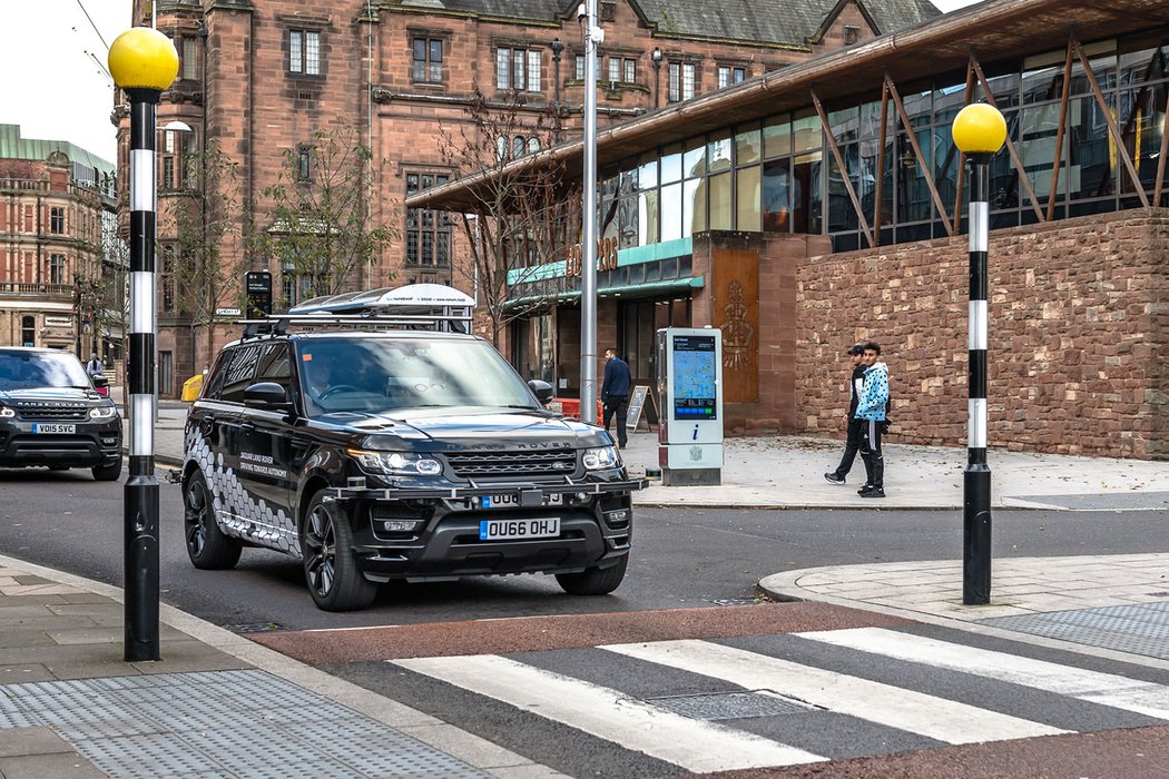 Prototypy značek Jaguar a Land Rover s autonomním řízením vyrazily na veřejné silnice