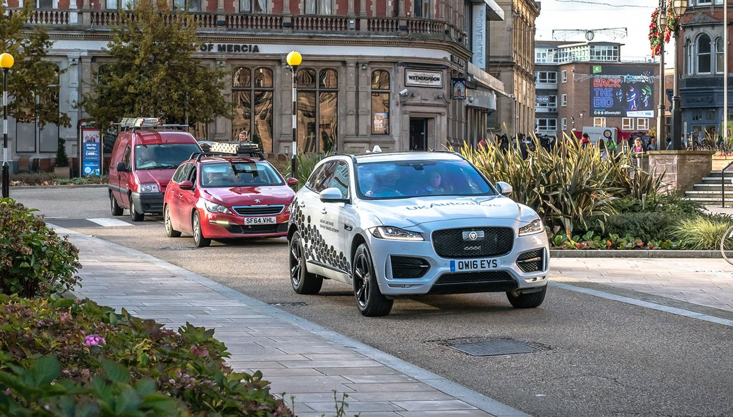 Prototypy značek Jaguar a Land Rover s autonomním řízením vyrazily na veřejné silnice