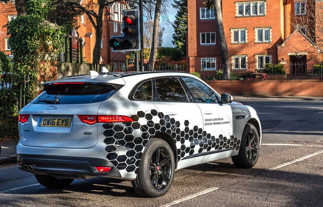 Prototypy značek Jaguar a Land Rover s autonomním řízením vyrazily na veřejné silnice