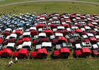 Kuriozita: americká vlajka ze 140 Jeepů