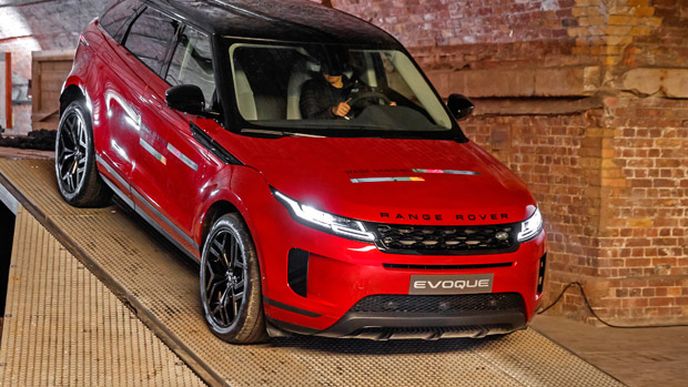 Nový Range Rover Evoque prozrazuje české ceny. Do milionu se vejde jediná verze Nový Range Rover Evoque prozrazuje české ceny. Do milionu se vejde jediná verze