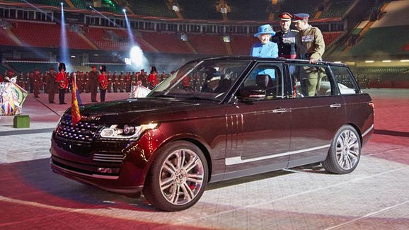 Range Rover Hybrid LWB: Britská královna má nové „služební“ auto