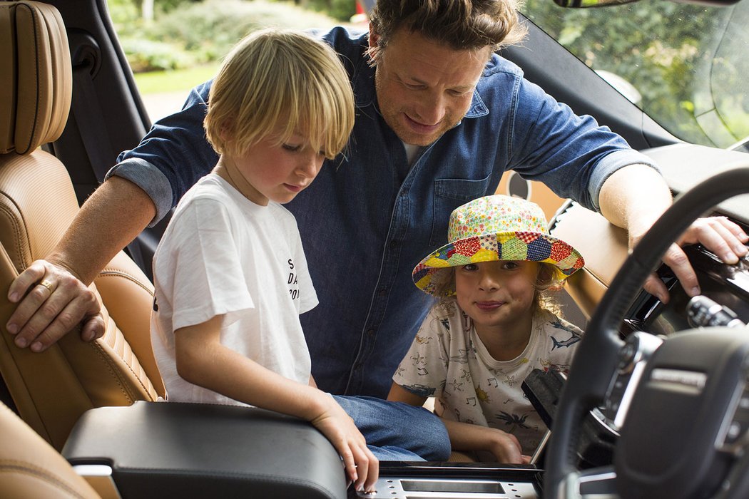 Jamie Oliver upravil Land Rover Discovery. Má z něj kuchyň.