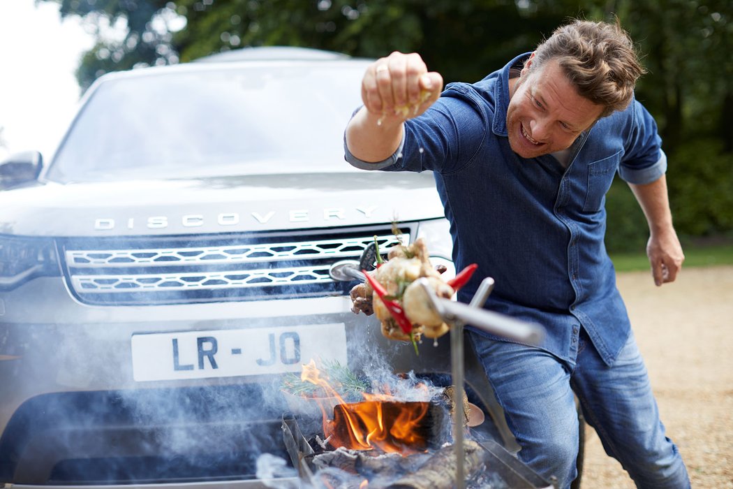 lrjo13Jamie Oliver upravil Land Rover Discovery. Má z něj kuchyň.