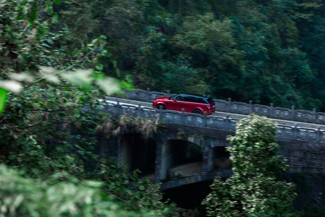 Range Rover vyjel schody na Nebeskou bránu