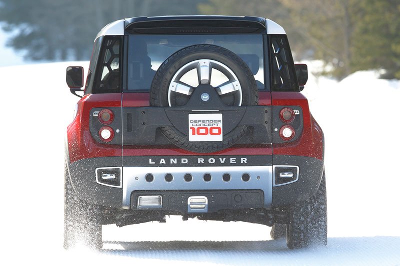Land Rover Defender DC100 na sněhu