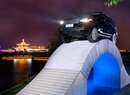 Range Rover přejel v Číně papírový most (+video)