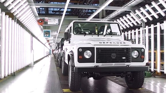 Land Rover Defender: Jak se vyrábí britský terénní klasik (video)