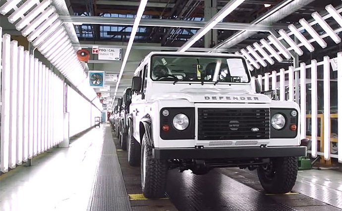 Land Rover Defender: Jak se vyrábí britský terénní klasik (video)