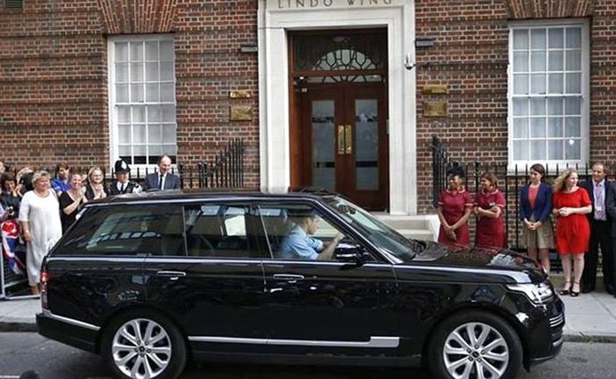 Video: Nejmladší britský princ už jezdí v Range Roveru